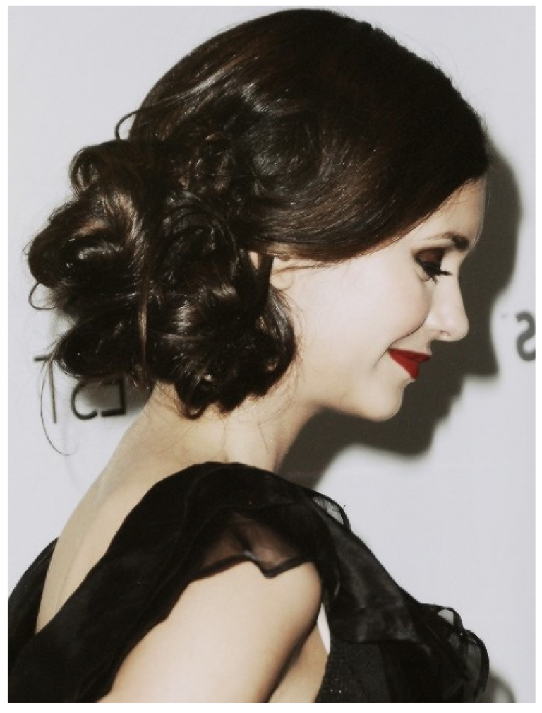 schon-gothic-frisuren-nina-dobrev-fur-damen-hochzeiten-lange-haare