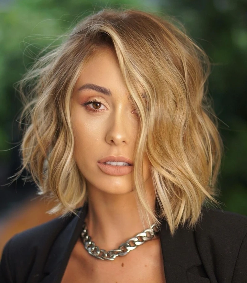 Frisur Damen Mittellange Blonade Haare Stufenschnitt Ideen