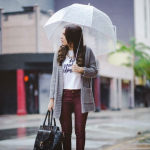 Die besten Herbst Outfits für Damen an regnerischen Tagen