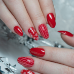 Weihnachtsnägel 2023: Entdecken Sie die Glanzvollen Trends für Festliche Maniküre!