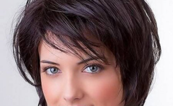 Bob Haarschnitt mit seitlichem Pony Bob Haarschnitt mit seitlichem Pony