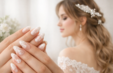 Die besten 3 Spitzen-Nägel & Haaraccessoires Trends die gerade alle wollen