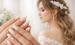 Die besten 3 Spitzen-Nägel & Haaraccessoires Trends die gerade alle wollen