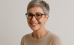 Diese kurzen Pixie Frisuren für Frauen mit Brille ab 50 lassen dich sofort frischer und jünger aussehen Diese kurzen Pixie Frisuren für Frauen mit Brille ab 50 lassen dich sofort frischer und jünger aussehen