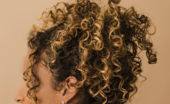 Einfache Styling-Tipps für Naturlocken Frisuren