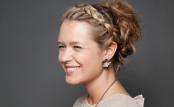 Einzigartig und interessant flech frisuren hochgesteckt für lange Haare mit Zöpfen. Aussehen schöne Frau fröhlich und elegant.