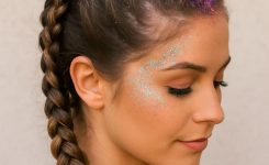 Festival-Frisuren mit Flechtzöpfen und Glitzer