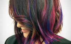 fransig-frisuren-bob-mittellang-vollfarbe-haare-die-farbkombination-von-schwarz-lila-und-rot