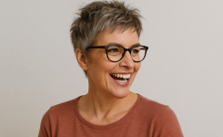 Freche kurze Pixie Schnitte für Frauen mit Brille ab 50 😍 Freche kurze Pixie Schnitte für Frauen mit Brille ab 50 😍