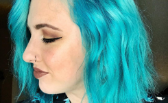 frisuren-frauen-halblang-das-schone-madchen-mit-einem-stuck-blauen-haaren-bob-frisur-ohne-pony-und-asymmetrische
