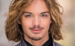 frisuren-manner-mittellang-blond-und-locken-haare-schoner-mann-mit-einem-ordentlichen-hemd
