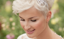 haarschmuck-und-kopfputz-frisuren-zur-kommunion-fur-kurze-und-blond-haare-die-verwendung-von-stirnbander-die-geeignet-fur-dunnes-haar-sind