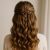 Halb offene Frisur geflochten mit Locken – der Look der dir Komplimente ohne Ende bringt