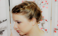 interessante-ideen-kommunion-frisuren-kurze-haare-bilder-blond-mit-dickes-welliges-haar-gebunden-mit-schon-geflecht-ziemlich-einzigartig