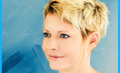 moderne-frisuren-kurze-haare-frau-ohne-pony-blonde-haare-stil-mit-schonen-frau-frohlich