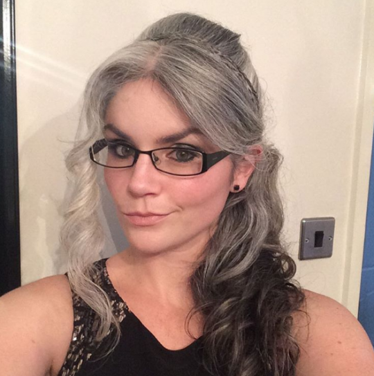 Permalink to Modische frisuren graue haare mit brillen und haarband