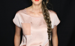 Neuesten frisuren trend 2017 damen rapunzel zopf lange haare. Bilder von attraktiven schöne Frau.
