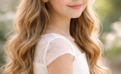 Platz 1 Erstkommunion Frisur mit Kranz und offenen Wellen