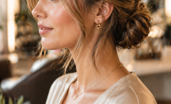 Platz 1 Hochsteckfrisur kurze haare als lockerer Mini Chignon