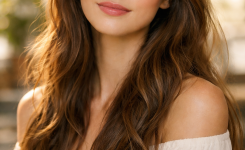 Platz 1 Whispy Bangs mit langen Haaren für einen soften Glam Look