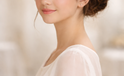 Platz 1 – Elegante Konfirmation Frisuren mit tiefem Dutt oder Chignon