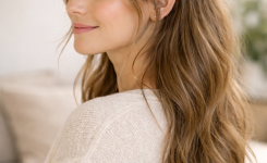 Platz 2 mühelose Half-up-Frisur mit Mini-Dutt Platz 2 mühelose Half-up-Frisur mit Mini-Dutt