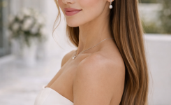 Platz 3 Brautfrisuren halboffen mit Sleek Oberkopf und glatten Längen für modernen Chic