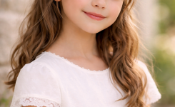 Platz 3 Kommunion Frisuren mit Flechtelementen natürlich und verspielt