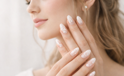 Platz 3 – Zarte Spitzen-Nägel kombiniert mit minimalistischen Haaraccessoires