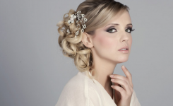 Schön und charmant arabische hochzeitsfrisuren bilder. Eleganter Stil der modernen Frau. Passt in die Idee der Braut.