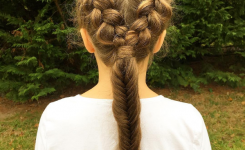 schuler-frisuren-mit-anleitung-fur-lockiges-haar-mit-zopfen-die-teenager-madchen-mit-langen-haaren-nach-hinten-gebunden-sieht-ordentlich-und-sauber schuler-frisuren-mit-anleitung-fur-lockiges-haar-mit-zopfen-die-teenager-madchen-mit-langen-haaren-nach-hinten-gebunden-sieht-ordentlich-und-sauber