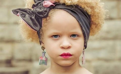 tolle-ideen-afro-frisuren-fur-junge-madchen-mit-haarband-kuhle-blonden-locken