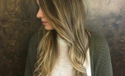 tolle-ideen-lange-frisuren-fur-lassigen-stil-geeignet-fur-eine-reise-in-die-mall-bild-gewellte-blonde-haare-frau