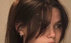Verwandeln Sie Ihren Look mit Curtain Bangs am Pferdeschwanz