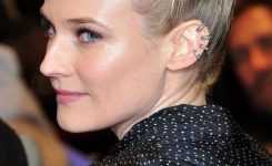 Frisuren Mittellang Stufig Blond Einen Eindruck Von Selbstsicher Und Attraktiv, Schön Und Interessant, Etwas Außergewöhnliches Zu Präsentieren