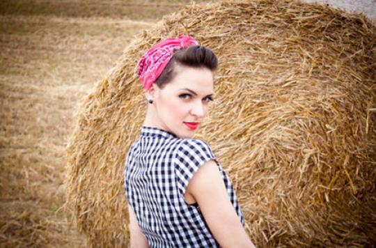 Permalink to Rockabilly Frisur Damen Mit Einem Roten Bandana Schön Und Süß